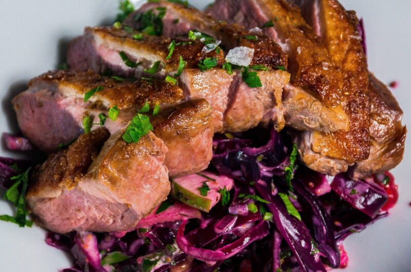 Andebryst med rødkålslaw