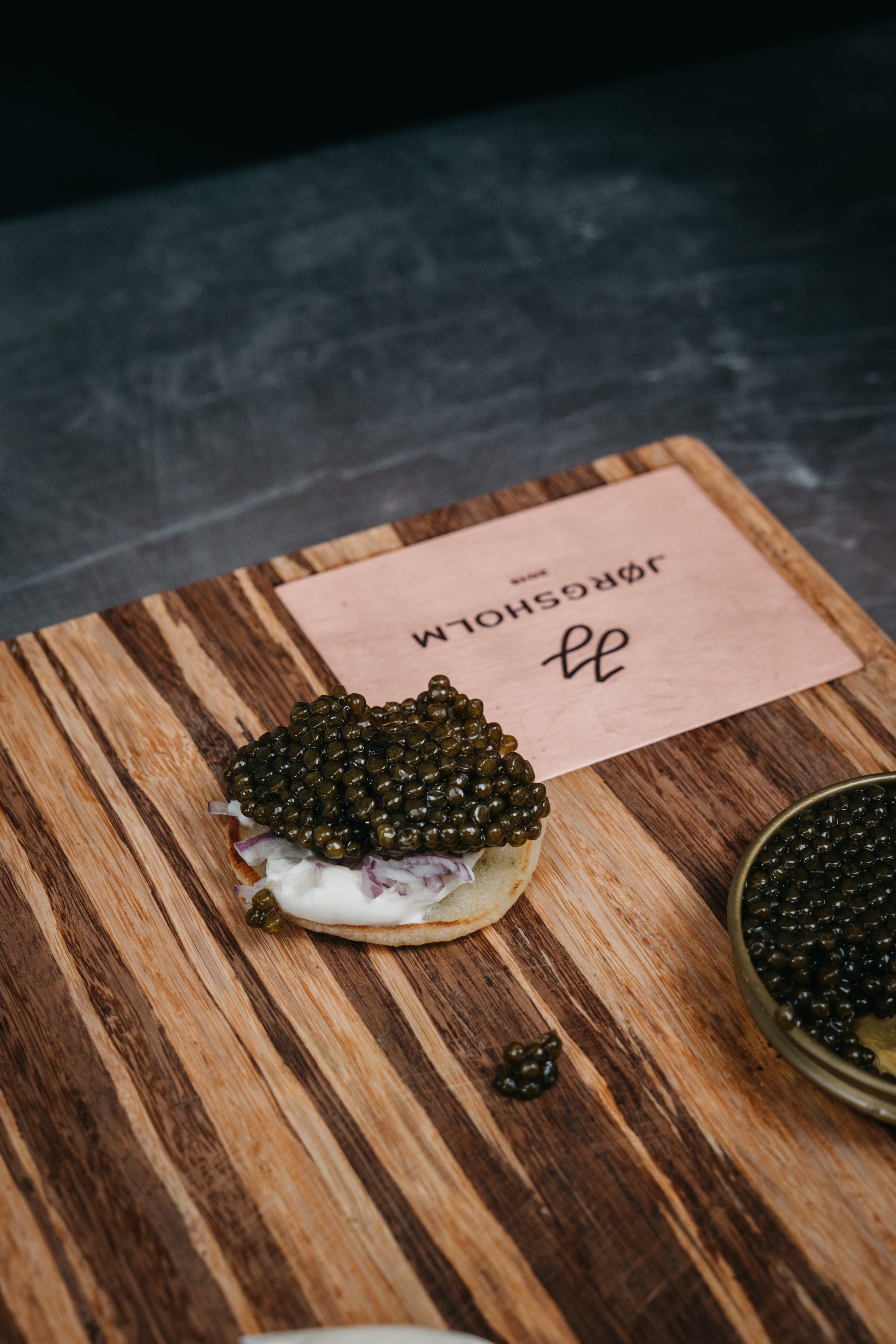 Hjemmelavede blinis med purløg