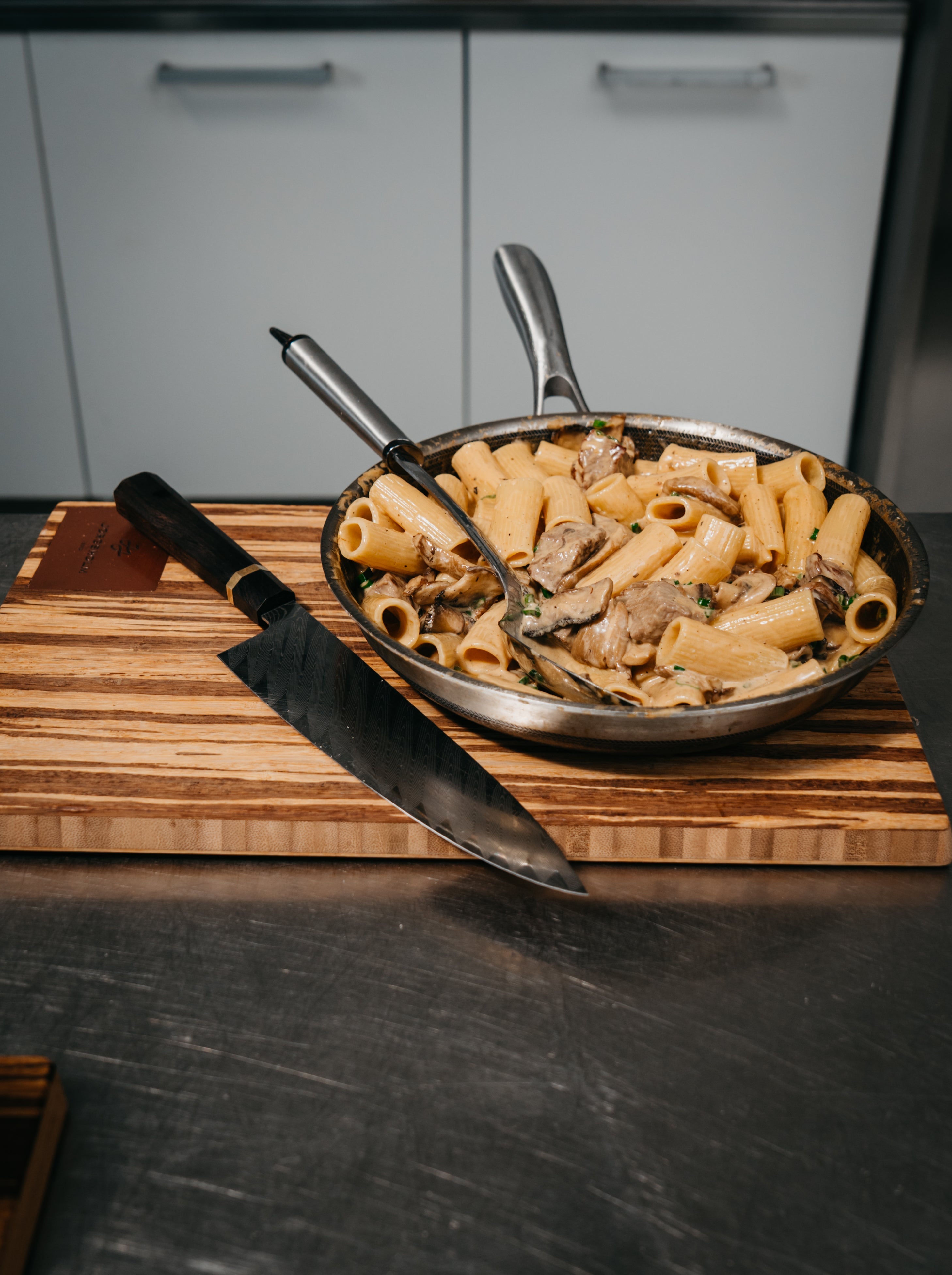 Cremet oksepasta med svampe og parmesan