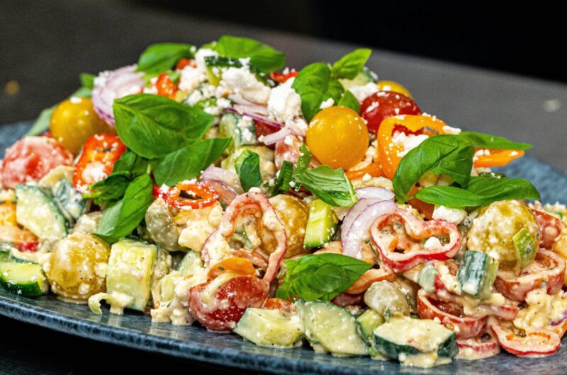 Græsk salat med feta, oliven og oregano