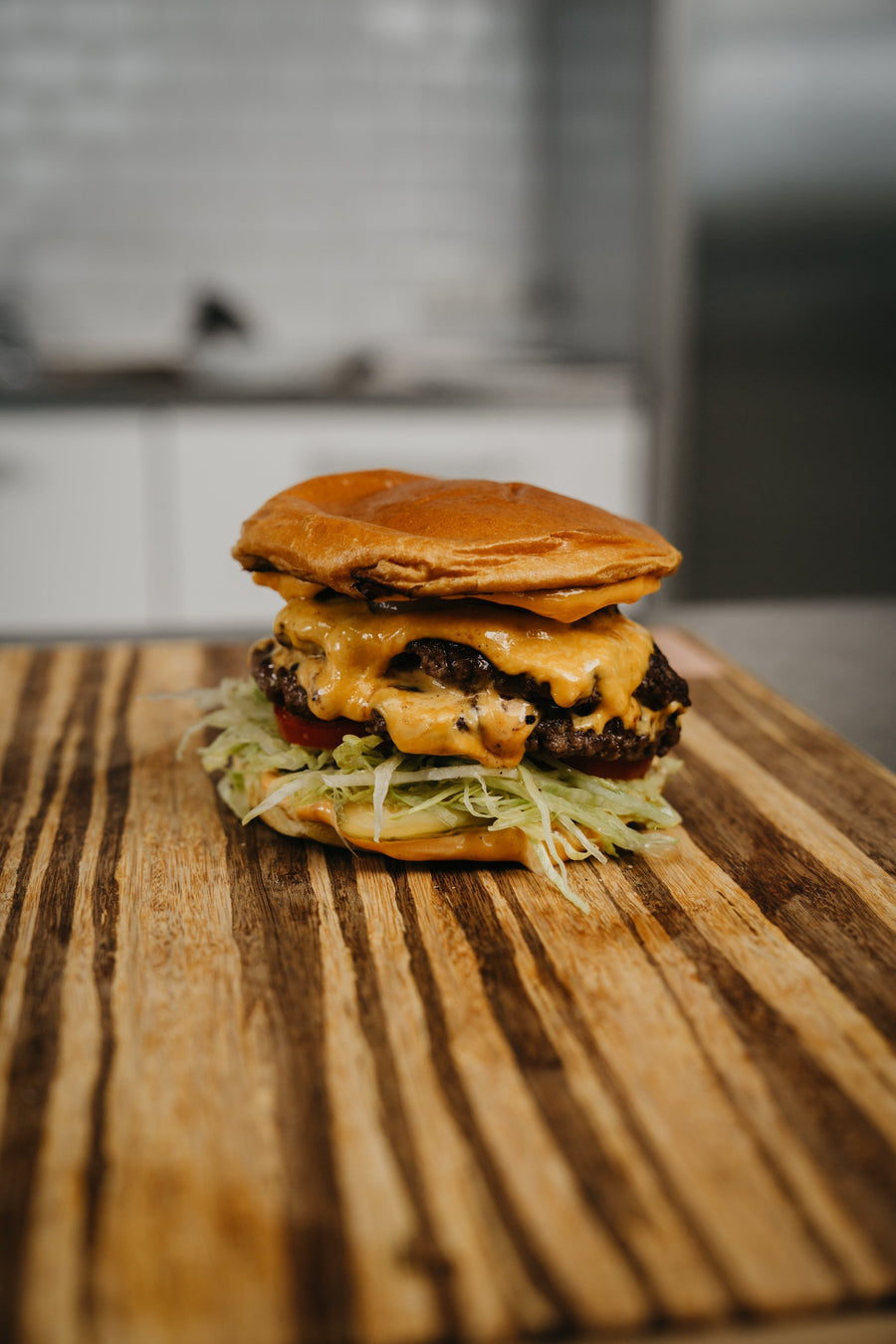 Smashburger med smeltet ost og løg