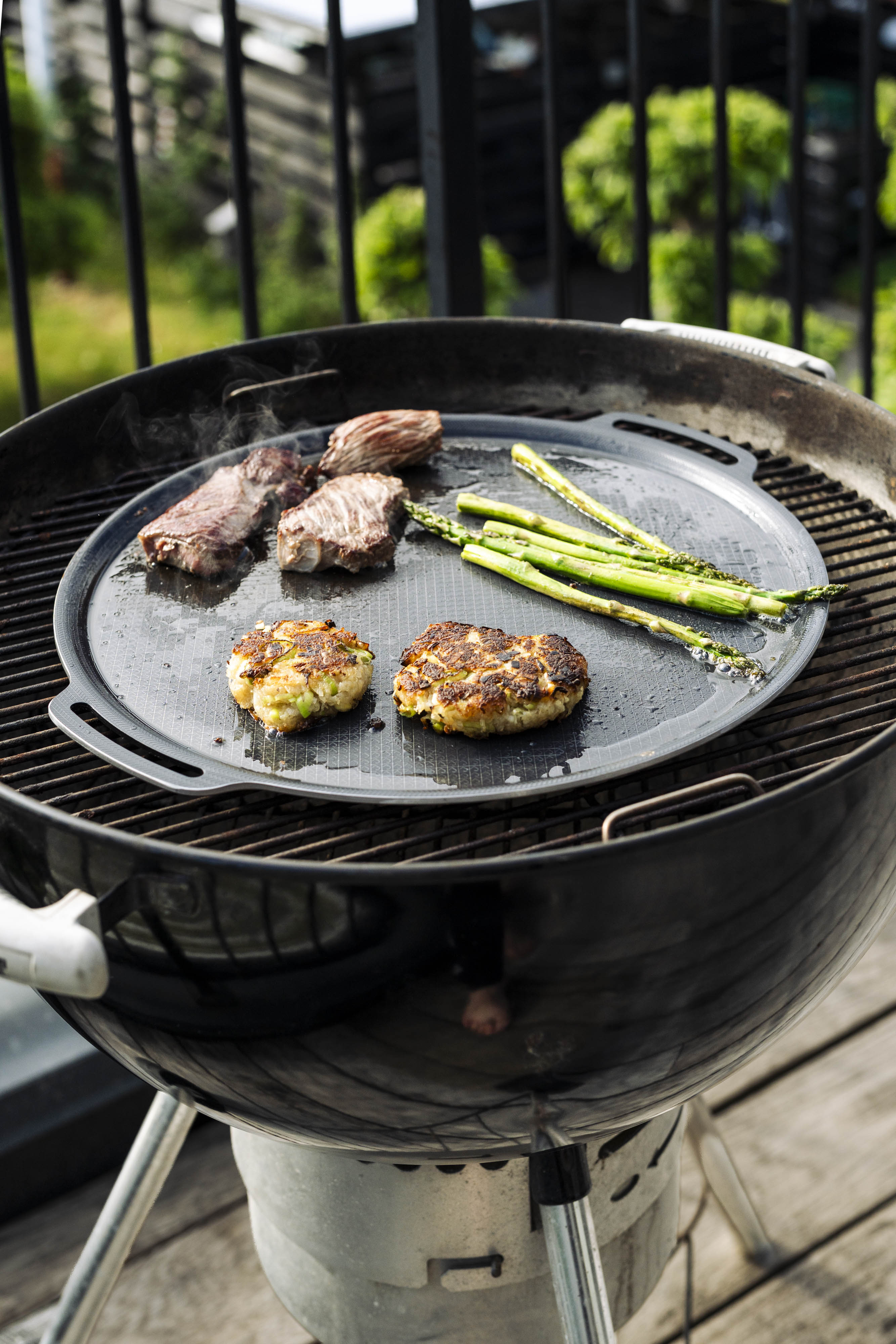 Pizza- og grillplade + grillredskaber + burger smasher