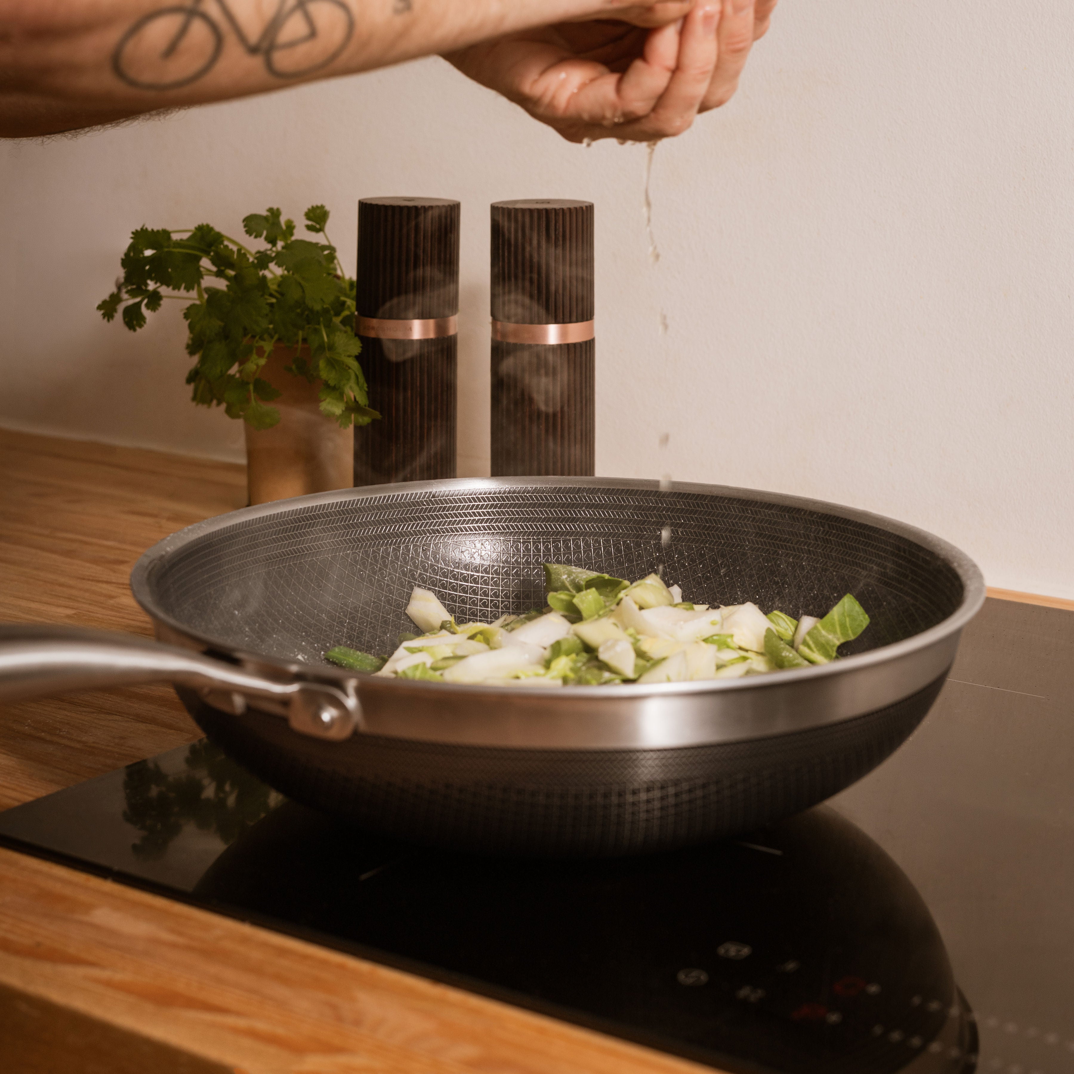 Salt & peberkværnsæt med bundfad